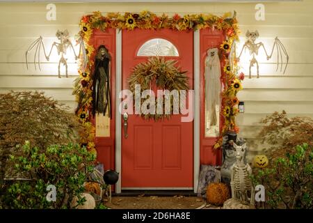 Hauseingang für Halloween dekoriert Stockfoto