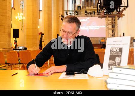 Dirk Steffens signiert 'Über Leben: Zukunftsfrage Artensterben: Wie wir die Ökokrise überwinden' in der Konzerthalle Ulrichskirche. Halle (Saale) 17. Stockfoto