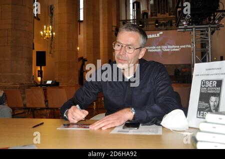 Dirk Steffens signiert 'Über Leben: Zukunftsfrage Artensterben: Wie wir die Ökokrise überwinden' in der Konzerthalle Ulrichskirche. Halle (Saale) 17. Stockfoto