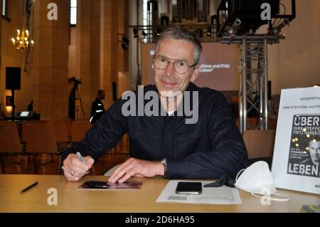 Dirk Steffens signiert 'Über Leben: Zukunftsfrage Artensterben: Wie wir die Ökokrise überwinden' in der Konzerthalle Ulrichskirche. Halle (Saale) 17. Stockfoto