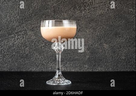 Alexander Cocktail aus Cognac, Creme und Creme de Cacao Stockfoto