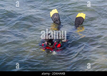 Dorset UK. Oktober 2020. Wetter in Großbritannien: Sonnig an der Dorset-Küste, da die Menschen das Beste aus dem herbstlichen Sonnenschein machen. Taucher im Meer bei Swanage. Quelle: Carolyn Jenkins/Alamy Live News Stockfoto