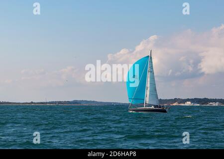 Dorset UK. Oktober 2020. Wetter in Großbritannien: Sonnig an der Dorset-Küste, da die Menschen das Beste aus dem herbstlichen Sonnenschein machen. Segler genießen ein Segel in Poole Bay mit dem Spinnaker nach oben. Quelle: Carolyn Jenkins/Alamy Live News Stockfoto