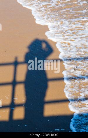 Dorset UK. Oktober 2020. Wetter in Großbritannien: Sonnig an der Dorset-Küste, da die Menschen das Beste aus dem herbstlichen Sonnenschein machen. Beobachten der Wellen in Swanage. Quelle: Carolyn Jenkins/Alamy Live News Stockfoto