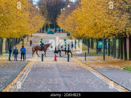 Glasgow, Schottland, Großbritannien. Oktober 2020. Wetter in Großbritannien. Berittene Polizisten im Dienst in Glasgow Green. Kredit: Skully/Alamy Live Nachrichten Stockfoto