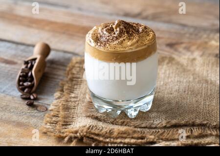 Glas Dalgona Kaffee auf rustikalem Hintergrund Stockfoto