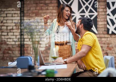 Ein junges Paar in der Liebe, die eine gute Zeit zusammen In einem Café Stockfoto