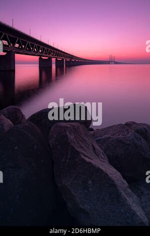 MALMÖ, SCHWEDEN - SEPTEMBER 20: Die Oresundbrücke, die Schweden mit Dänemark bei Sonnenuntergang verbindet. Stockfoto
