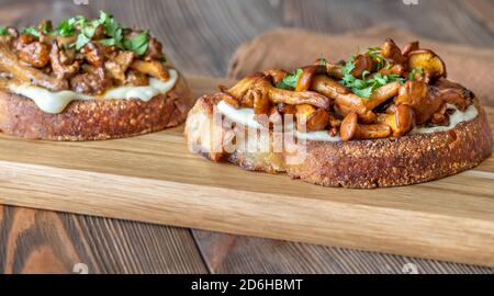 Sandwiches mit Käse und gebratenen Pfifferlingen Stockfoto