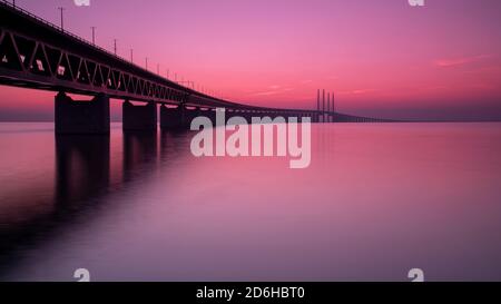 MALMÖ, SCHWEDEN - SEPTEMBER 20: Die Oresundbrücke, die Schweden mit Dänemark bei Sonnenuntergang verbindet. Stockfoto