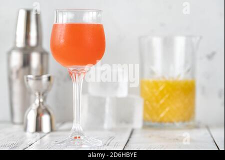 Glas Monkey Gland Cocktail auf weißem Hintergrund Stockfoto