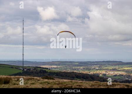 Gleitschirm über die Clydian Range, Nordwales Stockfoto