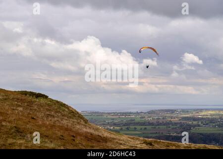 Gleitschirm über die Clydian Range, Nordwales Stockfoto