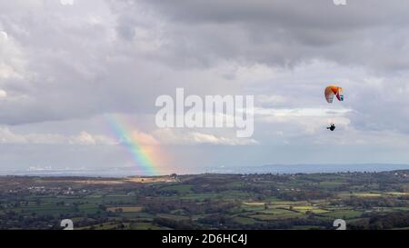 Gleitschirm über die Clydian Range, Nordwales Stockfoto