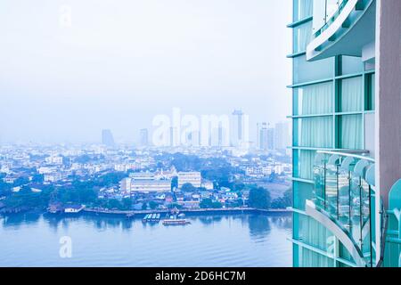 Bangkok Skyline und Chao Phraya River am Morgen, Weite Blick vom Balkon des Zimmers auf Hochhaus modernen Glas Wohngebäude. Stockfoto