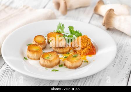 König Austernpilz Jakobsmuscheln weißen Teller Stockfoto