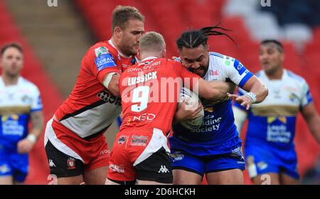 Konrad Hurrell von Leeds Rhinos (rechts) wird von Salford Red Devils Joey Lussick (Mitte) und Lee Mossop während des Coral Challenge Cup Finales im Wembley Stadium, London, angegangen. Stockfoto