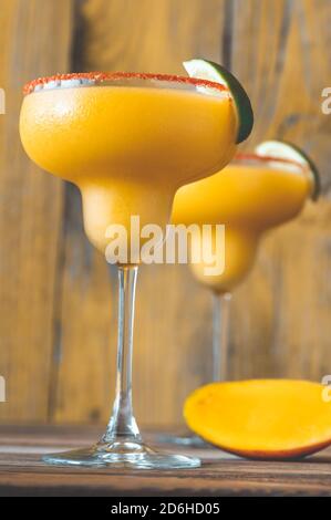 Gläser gefrorener Mango Margarita Cocktails garniert mit Paprikapulver Felge Stockfoto