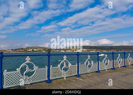 Dorset UK. Oktober 2020. Wetter in Großbritannien: Sonnig an der Dorset-Küste, da die Menschen das Beste aus dem herbstlichen Sonnenschein machen. Blick vom Swanage Pier mit seinen verzierten Geländern. Quelle: Carolyn Jenkins/Alamy Live News Stockfoto