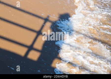 Dorset UK. Oktober 2020. Wetter in Großbritannien: Sonnig an der Dorset-Küste, da die Menschen das Beste aus dem herbstlichen Sonnenschein machen. Beobachten der Wellen kommen in Swanage. Quelle: Carolyn Jenkins/Alamy Live News Stockfoto