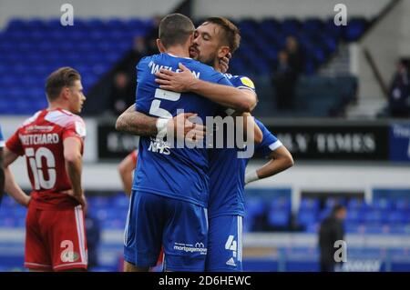 Ipswich, Großbritannien. Oktober 2020. Ipswichs Luke Chambers und James Wilson nach dem Sky Bet League 1 Spiel zwischen Ipswich Town und Accrington Stanley in Portman Road, Ipswich am Samstag, 17. Oktober 2020. (Kredit: Ben Pooley - MI News) Kredit: MI Nachrichten & Sport /Alamy Live Nachrichten Stockfoto