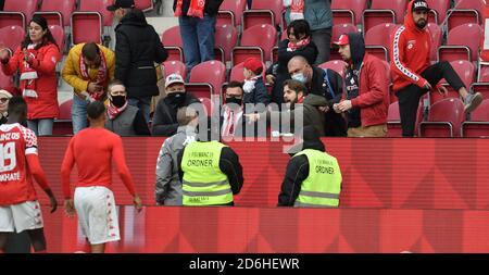 Mainz, Deutschland. Oktober 2020. Fußball: Bundesliga, FSV Mainz 05 - Bayer Leverkusen, 4. Spieltag. Mainzer Trainer Jan-Moritz Lichter (10. V.r.) kommt mit einem Fan ins Streit. Quelle: Torsten Silz/dpa/Alamy Live News Stockfoto
