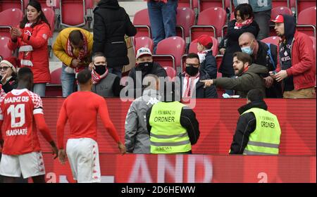 Mainz, Deutschland. Oktober 2020. Fußball: Bundesliga, FSV Mainz 05 - Bayer Leverkusen, 4. Spieltag. Mainzer Trainer Jan-Moritz Lichter (9. Von rechts) kommt mit einem Fan ins Streit. Quelle: Torsten Silz/dpa/Alamy Live News Stockfoto