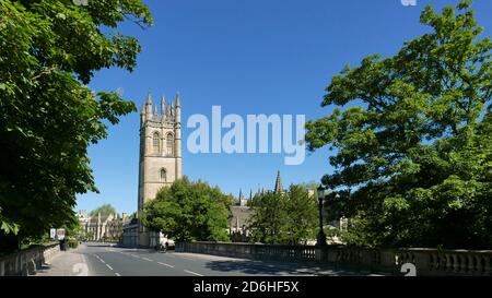 Breiter Sommerblick über die Magdalenbrücke mit Blick auf & Magdalen College und College Tower, Oxford, England Stockfoto