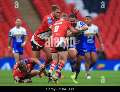 Konrad Hurrell von Leeds Rhinos (rechts) wird von Salford Red Devils Joey Lussick (Mitte) und Lee Mossop während des Coral Challenge Cup Finales im Wembley Stadium, London, angegangen. Stockfoto