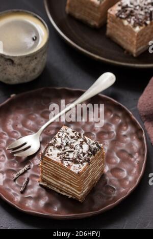 Schokoladenkuchen mit saurer Sahne, serviert mit Kaffee. Stockfoto