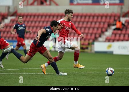 Swindon, Großbritannien. Oktober 2020. Luke O'Nien von Sunderland und Jordan Stevens von Swindon Town während des Spiels der EFL Sky Bet League 1 zwischen Swindon Town und Sunderland am 17. Oktober 2020 im County Ground, Swindon, England. Foto von Dave Peters. Nur redaktionelle Verwendung, Lizenz für kommerzielle Nutzung erforderlich. Keine Verwendung bei Wetten, Spielen oder Veröffentlichungen einzelner Vereine/Vereine/Spieler. Kredit: UK Sports Pics Ltd/Alamy Live Nachrichten Stockfoto