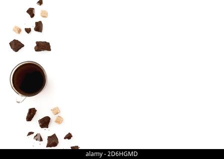Komposition mit Kaffeetasse, Zucker und Schokoladenstücken auf weißem Hintergrund. Flach liegend, Draufsicht. Speicherplatz kopieren Stockfoto