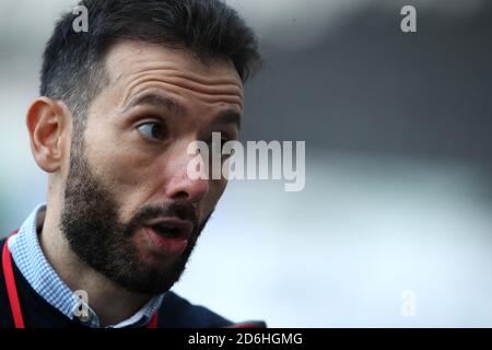 Huddersfield Town Manager Carlos Corberan reagiert nach dem finalen Pfeifen während des Sky Bet Championship Spiels im Liberty Stadium, Swansea. Stockfoto