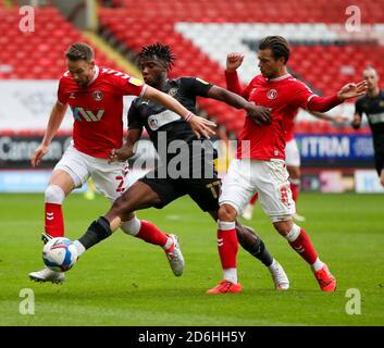 London, Großbritannien. Oktober 2020. Viv Solomon-Otabor von Wigan Athletic wird vom Ball blockiert von Chris Gunter von Charlton Athletic und Jake Forster Caskey von Charlton Athletic während des Sky Bet League 1-Spiels zwischen Charlton Athletic und Wigan Athletic im The Valley, London am Samstag, 17. Oktober 2020. (Kredit: Tom West - MI News) Kredit: MI Nachrichten & Sport /Alamy Live Nachrichten Stockfoto