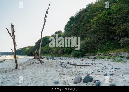 Riesige Sandburg mit Steinen und Stöcken am Strand in Schwarze auf der ostseeinsel Rügen Stockfoto