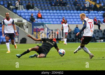 BOLTON, ENGLAND. 17. OKTOBER Boltons Ronan Darcy hat einen Schuss in die zweite Hälfte während der Sky Bet League 2 Spiel zwischen Bolton Wanderers und Oldham Athletic im Reebok Stadium, Bolton am Samstag 17. Oktober 2020. (Kredit: Chris Donnelly, MI News) Kredit: MI Nachrichten & Sport /Alamy Live Nachrichten Stockfoto