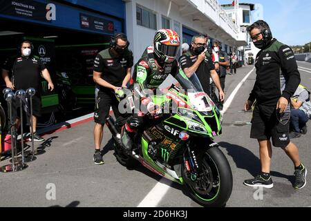 Estoril, Portugal. Oktober 2020. Der Brite Jonathan Rea (C) vom Kawasaki Racing Team WorldSBK bereitet sich auf die FIM Superbike Weltmeisterschaft - WorldSBK Estoril Runde - Rennen 1 vor, am 17. Oktober 2020 auf dem Circuito Estoril in Cascais, Portugal. Quelle: Pedro Fiuza/ZUMA Wire/Alamy Live News Stockfoto