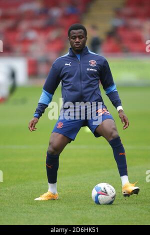 Crewe, Großbritannien. Oktober 2020. Blackpool Stürmer Beryly Lubala (30) während des EFL Sky Bet League 1 Spiels zwischen Crewe Alexandra und Blackpool im Alexandra Stadium, Crewe, England am 17. Oktober 2020. Foto von Jurek Biegus. Nur redaktionelle Verwendung, Lizenz für kommerzielle Nutzung erforderlich. Keine Verwendung bei Wetten, Spielen oder Veröffentlichungen einzelner Vereine/Vereine/Spieler. Kredit: UK Sports Pics Ltd/Alamy Live Nachrichten Stockfoto