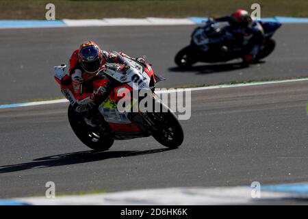 Estoril, Portugal. Oktober 2020. Der Italiener Michael Ruben Rinaldi (L) vom Team Goelven fährt während der FIM Superbike Weltmeisterschaft - WorldSBK Estoril Runde - Rennen 1, auf dem Circuito Estoril in Cascais, Portugal am 17. Oktober 2020. Quelle: Pedro Fiuza/ZUMA Wire/Alamy Live News Stockfoto