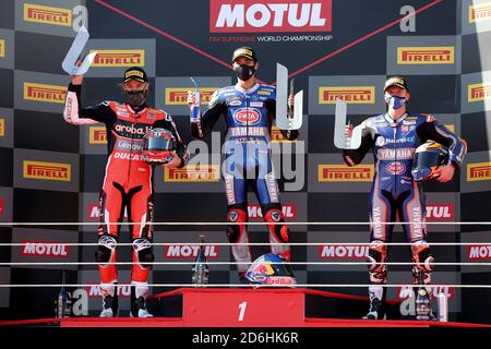 Estoril, Portugal. Oktober 2020. (L bis R) Brite Chaz Davies von Aruba.IT Racing - Ducati (2. Platz), Türkische Toprak Razgatlioglu von Pata Yamaha WorldSBK Official Team (1. Platz) und Garrett Gerloff von den USA und GRT Yamaha WorldSBK Junior Team (3. Platz) Pose mit den Trophäen während der Podestfeier nach der FIM Superbike Weltmeisterschaft - WorldSBK Estoril Runde - Rennen 1, auf dem Circuito Estoril in Cascais, Portugal am 17. Oktober 2020. Quelle: Pedro Fiuza/ZUMA Wire/Alamy Live News Stockfoto