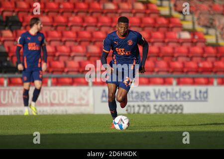 Crewe, Großbritannien. Oktober 2020. Blackpool-Verteidiger Marvin Ekpiteta (21) während des EFL Sky Bet League 1-Spiels zwischen Crewe Alexandra und Blackpool im Alexandra Stadium, Crewe, England am 17. Oktober 2020. Foto von Jurek Biegus. Nur redaktionelle Verwendung, Lizenz für kommerzielle Nutzung erforderlich. Keine Verwendung bei Wetten, Spielen oder Veröffentlichungen einzelner Vereine/Vereine/Spieler. Kredit: UK Sports Pics Ltd/Alamy Live Nachrichten Stockfoto