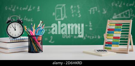 Zurück in die Schule, Schüler Sachen auf dem Schreibtisch, Bord im Hintergrund Stockfoto