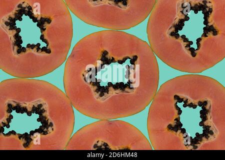 Papaya Scheiben isoliert auf einem aqua menthe farbigen Hintergrund Stockfoto