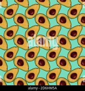Nahtlose Komposition mit Avocados in halb isoliert auf geschnitten aqua menthe Hintergrund Stockfoto