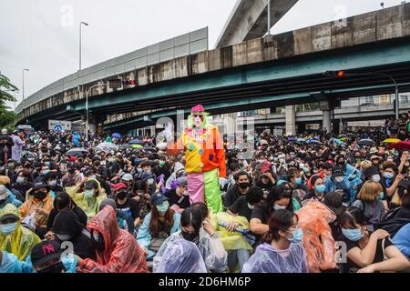 Bangkok, Thailand. Oktober 2020. Ein als Clown gekleideter Protestler hält während der Demonstration die drei Finger hoch. Regierungsfeindliche Demonstranten nehmen an einer großen Demonstration Teil, in der der Rücktritt des thailändischen Premierministers und die Reform der Monarchie nach einem "Ausnahmezustand" gefordert wurde, der von Premierminister Prayut Chan-o-cha erklärt wurde. Kredit: SOPA Images Limited/Alamy Live Nachrichten Stockfoto