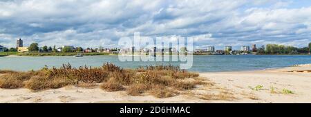 Tiel, Niederlande - 4. Oktober 2020: Skyline der Stadt Tiel mit Waal in Betuwe, Gelderland, Niederlande Stockfoto