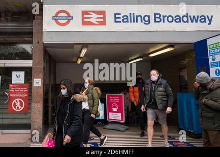 London, Großbritannien. 17. Oktober 2020. Passagiere mit Gesichtsmasken verlassen den Bahnhof Ealing Broadway in Ealing, West London. Das Office for National Statistics (ONS) hat berichtet, dass die bestätigten Coronavirus-Fälle in der Hauptstadt 67,000 übersteigen, wobei Ealing die höchste Covid-19-Rate unter den Londoner Stadtbezirken mit 144 Fällen pro 100 hat. Nach der Ankündigung der britischen Regierung ist die Hauptstadt heute von Tier 1 auf Tier 2 umgezogen, was ein Verbot der sozialen Vermischung in Innenräumen zwischen den Haushalten in der Hauptstadt bedeutet. Kredit: Stephen Chung / Alamy Live Nachrichten Stockfoto