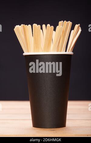 Sticks für Kaffee in einer Papiertasse Stockfoto
