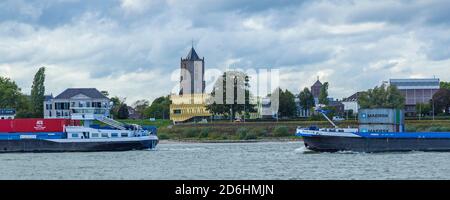 Tiel, Niederlande - 4. Oktober 2020: Skyline der Stadt Tiel mit Frachtschiffen über die Waal in Betuwe, Gelderland, Niederlande Stockfoto