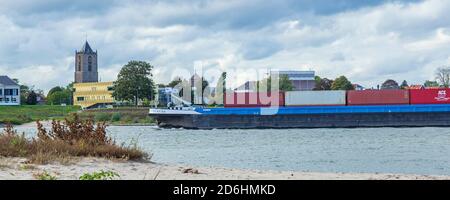 Tiel, Niederlande - 4. Oktober 2020: Skyline der Stadt Tiel mit Frachtschiffen über die Waal in Betuwe, Gelderland, Niederlande Stockfoto